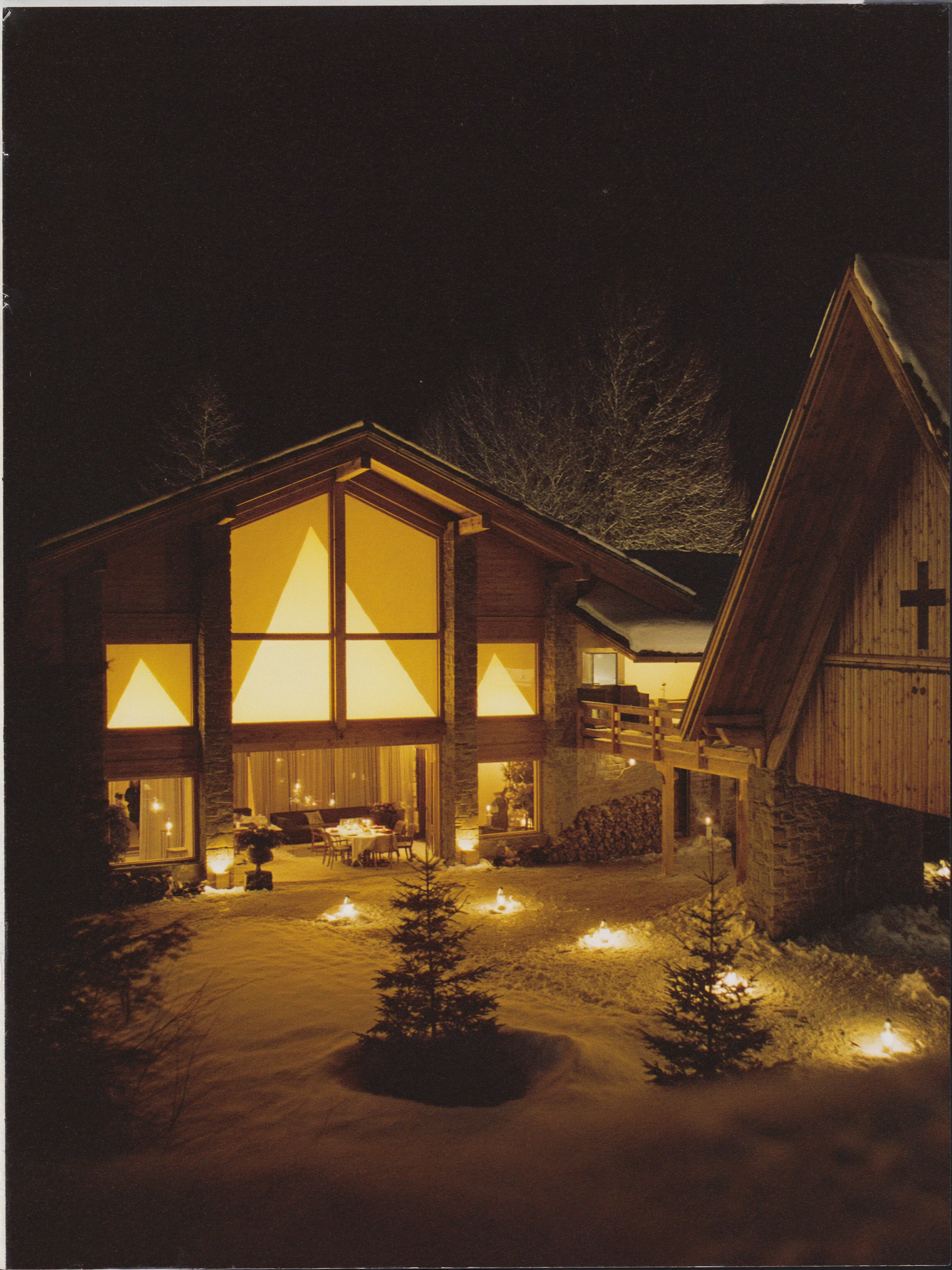 Chalet confié à Monts & Prestige illuminé de nuit