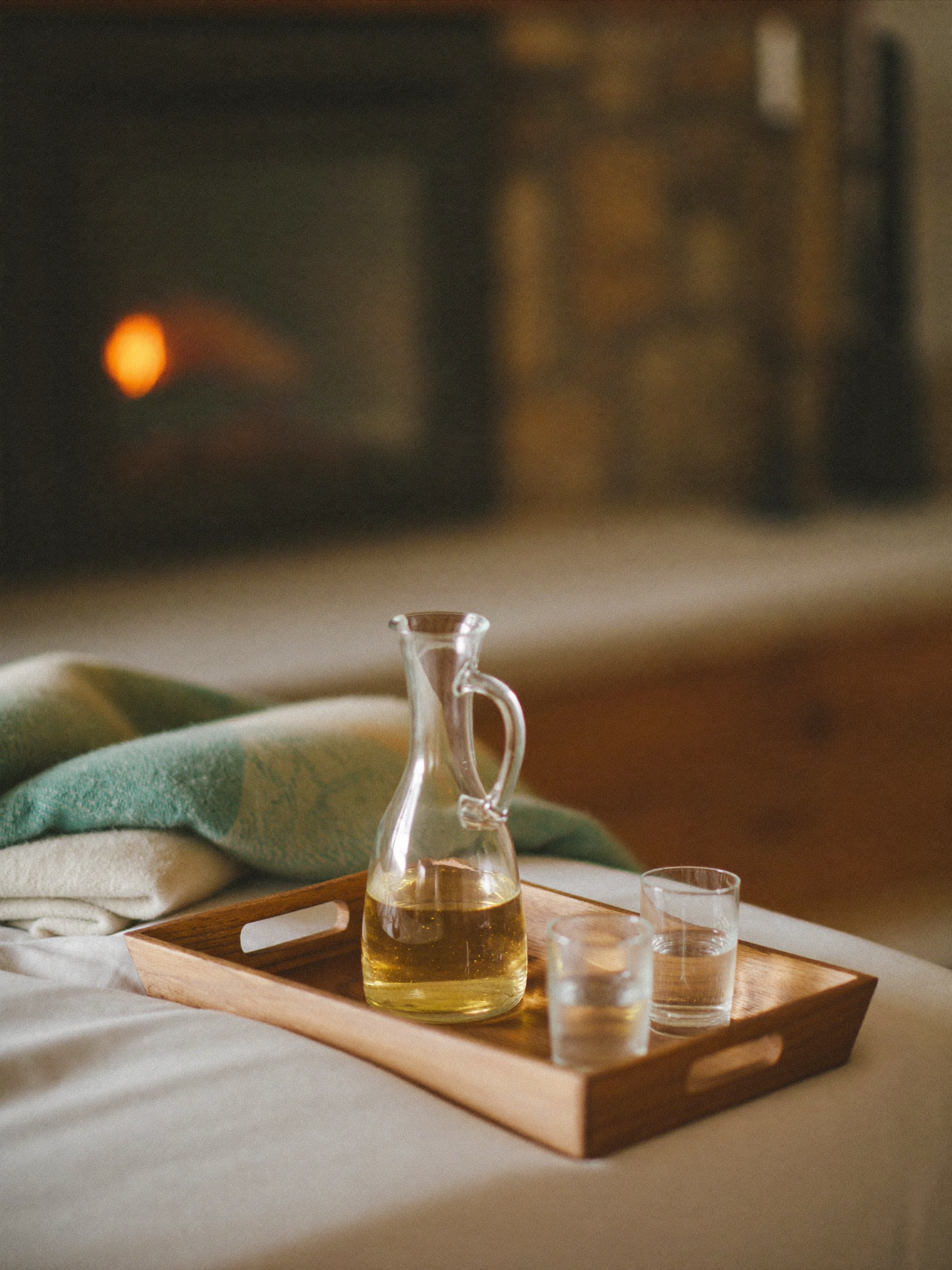 Carafe et verres préparés près de la cheminée