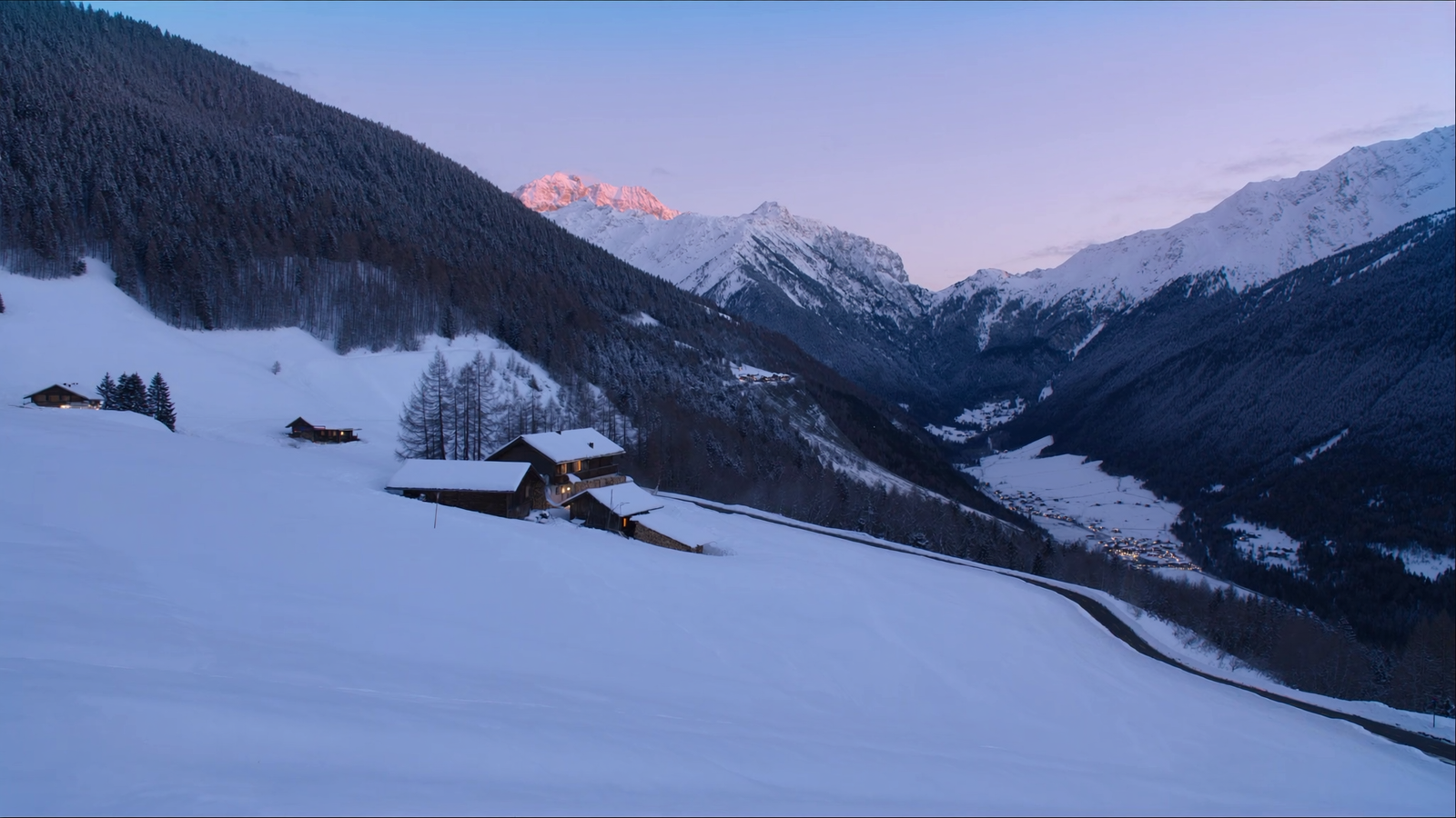 Vallée de Serre-Chevalier sous la neige au crépuscule