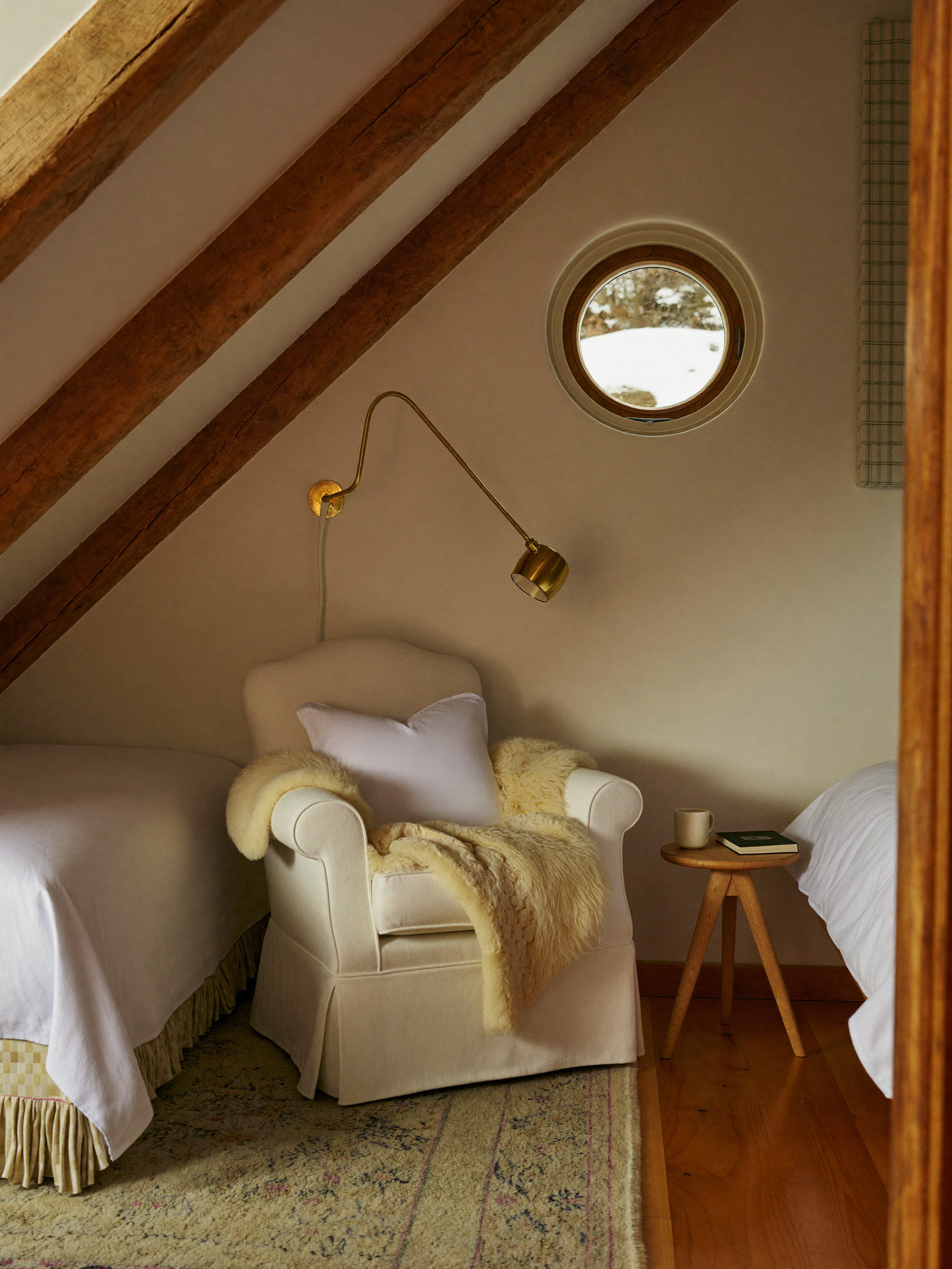 Coin lecture sous les combles d'un chalet
