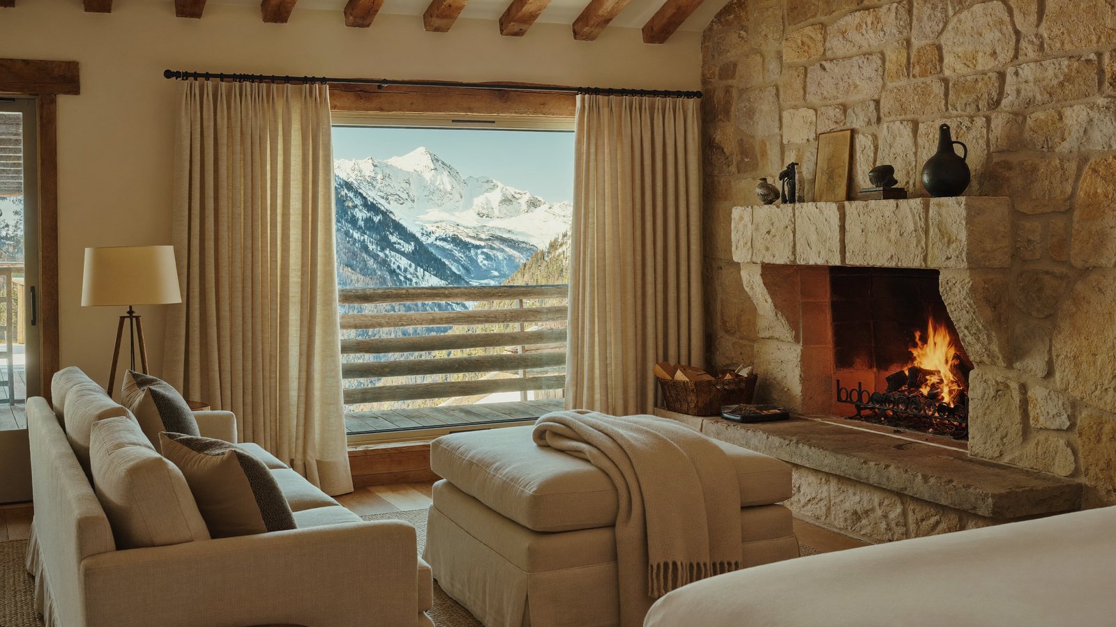 Salon de chalet avec cheminée en pierre et vue sur les sommets