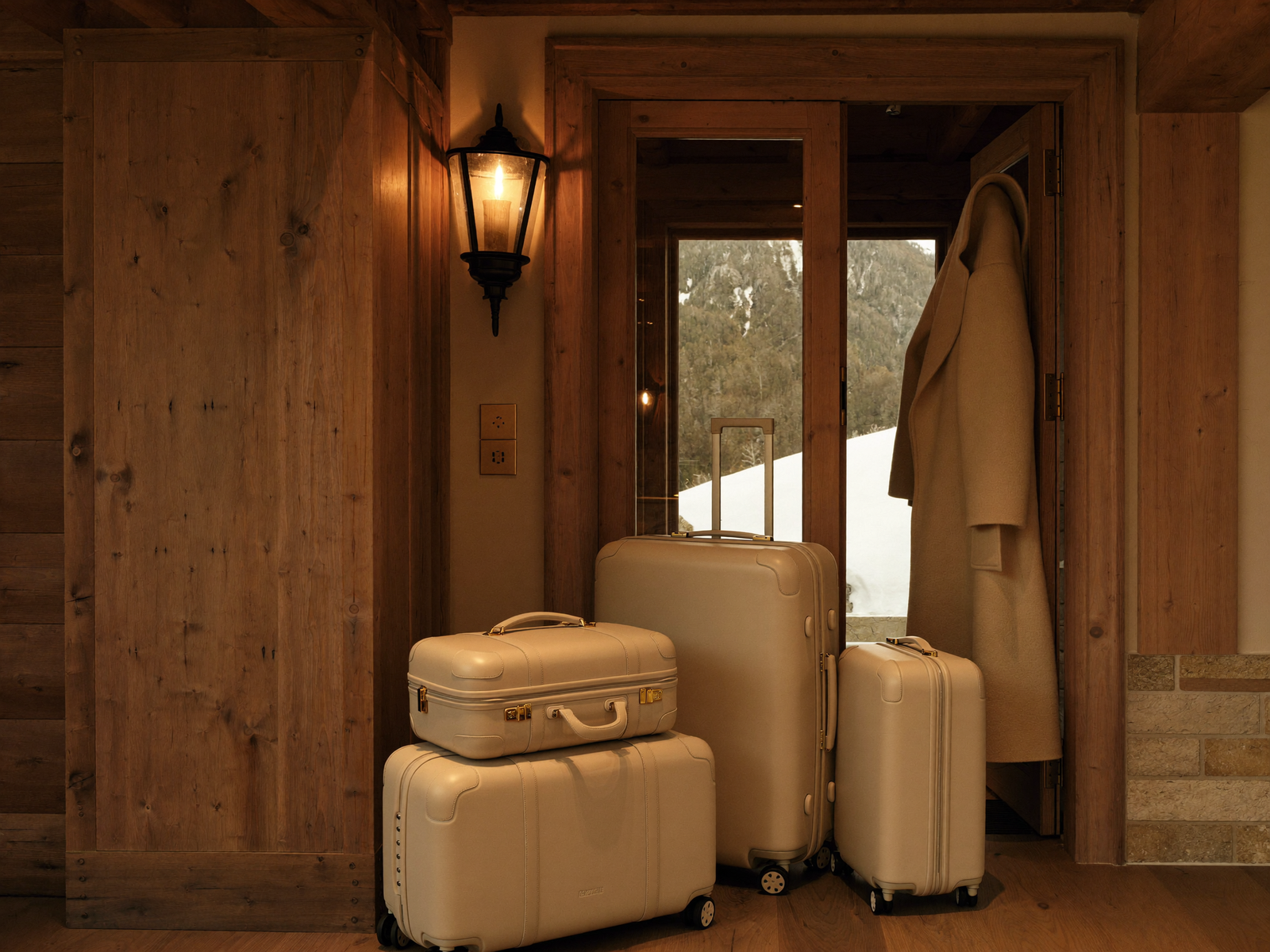 Valises en cuir dans l'entrée chaleureuse d'un chalet