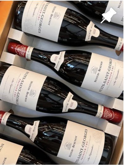 Bouteilles de Nuits-Saint-Georges premier cru, en caisse bois