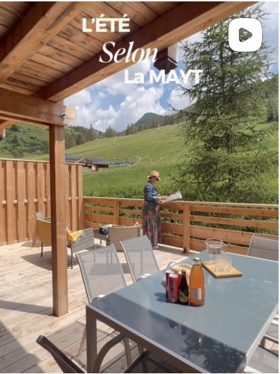 Terrasse de la résidence en été, face aux alpages