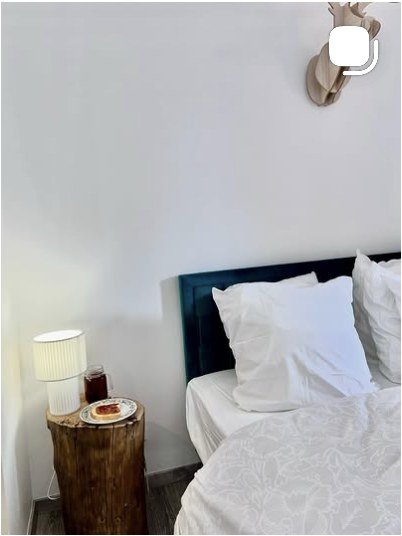 Chambre de la résidence, linge blanc et bois clair