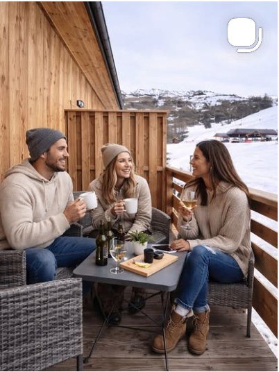 Clients attablés en terrasse, un verre à la main