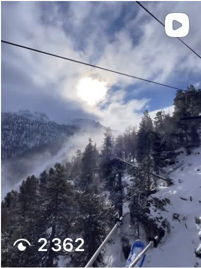 Montée en télésiège au-dessus de la vallée